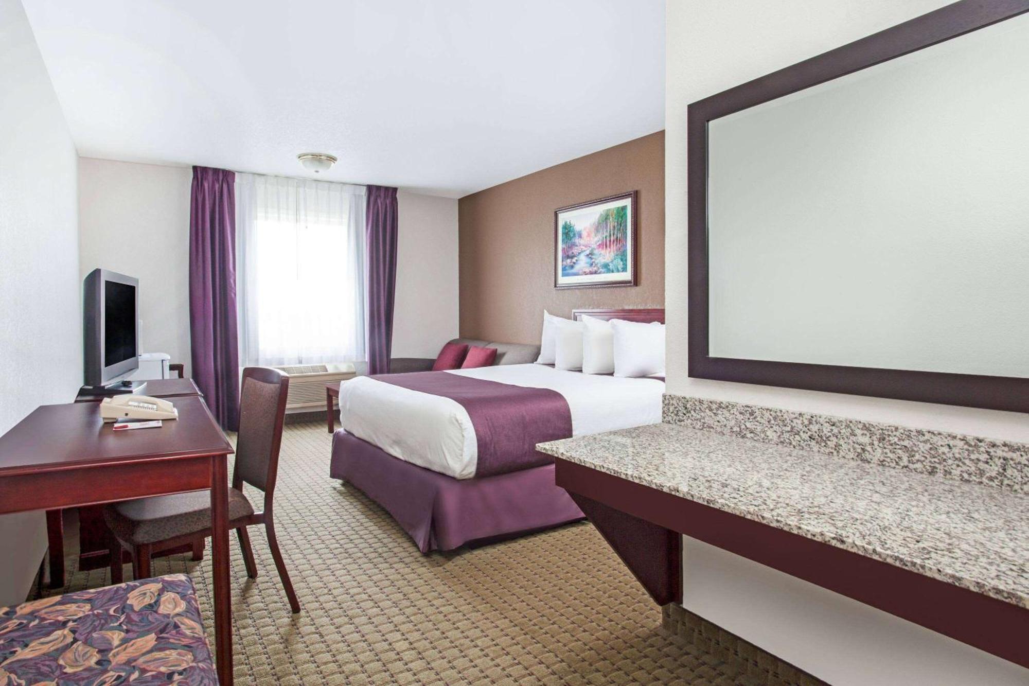 Ramada By Wyndham Red Deer Hotel & Suites Exterior photo